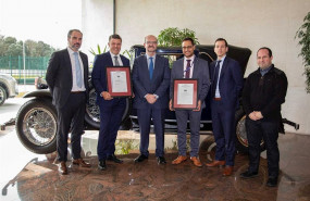 ep jose luis moreno responsable de grandes cuentas de aenor entrega a la doble certificacion a los