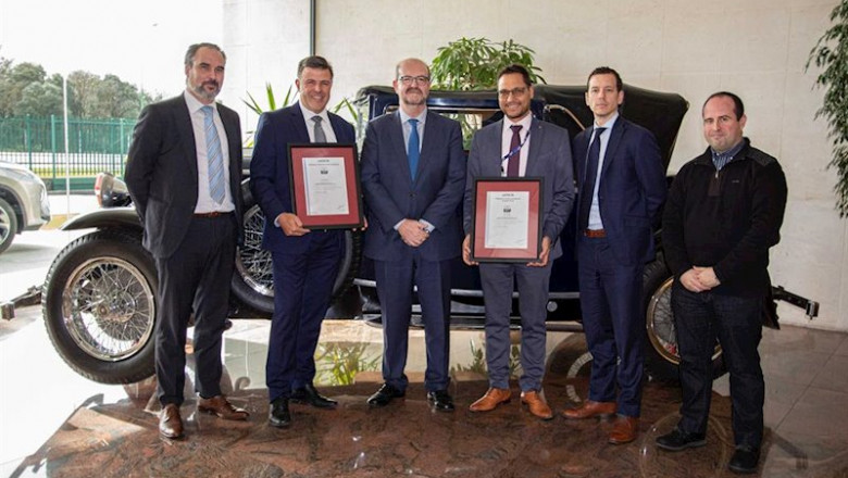 Jose Luis Moreno, Responsable De Grandes Cuentas De AENOR, Entrega A La Doble Certificación A Los Directivos Del Grupo Antolin. | GRUPO ANTOLIN ep jose luis moreno responsable de grandes cuentas de aenor entrega a la doble certificacion a los