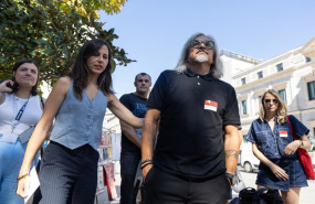 ep la secretaria general de podemos ione belarra junto a un trabajador de airbus en huelga durante ep la secretaria general de podemos ione belarra junto a un trabajador de airbus en huelga durante