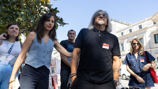 ep la secretaria general de podemos ione belarra junto a un trabajador de airbus en huelga durante