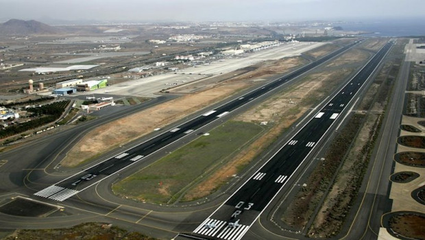 ep las dos pistas del aeropuerto de gran canaria donde se ampliaran los accesos a las cabeceras