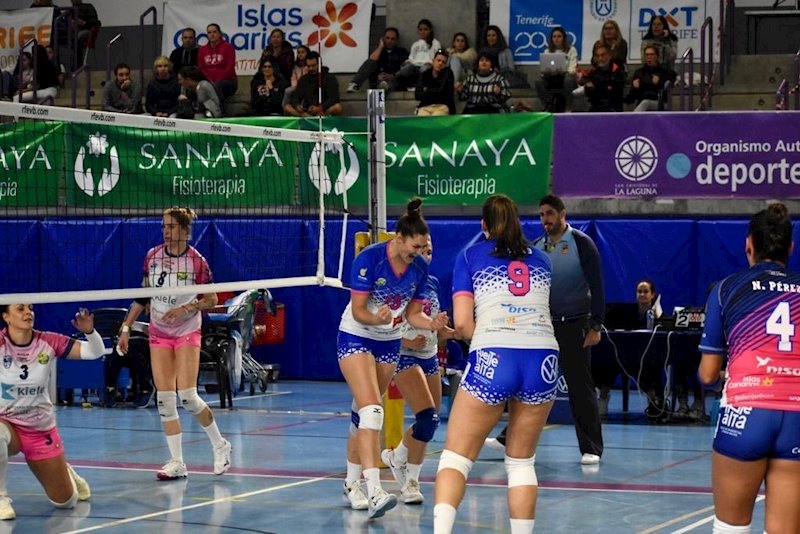 ep las jugadoras del club voleibol socuellamos celebran un triunfo