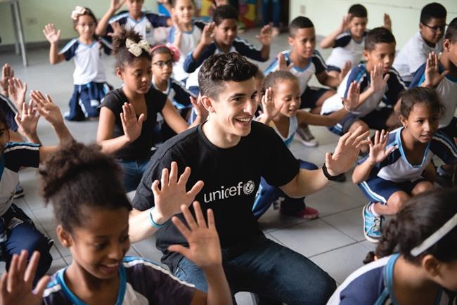 Marc Márquez con los niños de una escuela de Brasil | UNICEF ep marc marquezlos ninosuna escuelabrasil