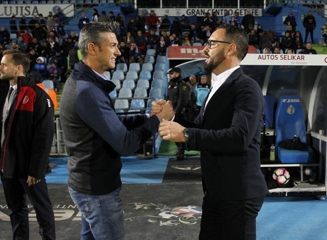 Martí y Bordalás se saludan antes del Tenerife - Getafe | CD TENERIFE ep marti y bordalassaludandel tenerife - getafe