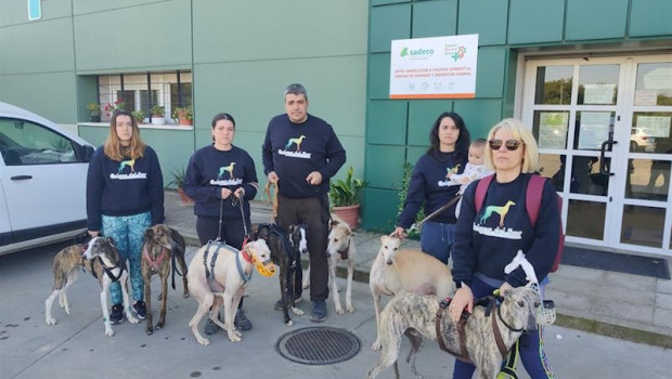 ep miembros de galgos del sur con los galgos rescatados de sadeco