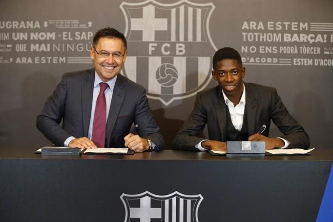 Ousmane Dembélé y Bartomeu firman el contrato | MIGUEL RUIZ / FCB ep ousmane dembele y bartomeu firmancontrato