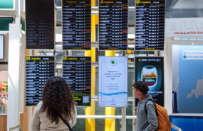 ep paneles de llegadas y salidas en la terminal t4 del aeropuerto adolfo suarez madrid barajas tras