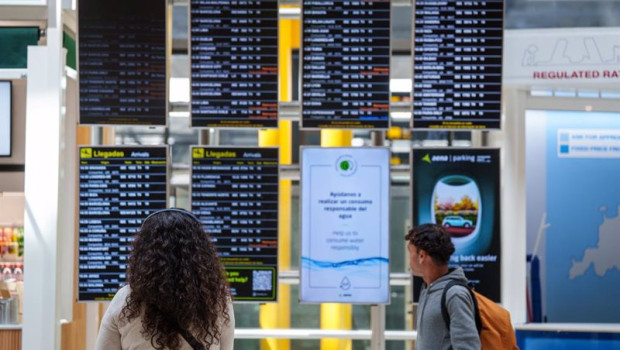 ep paneles de llegadas y salidas en la terminal t4 del aeropuerto adolfo suarez madrid barajas tras