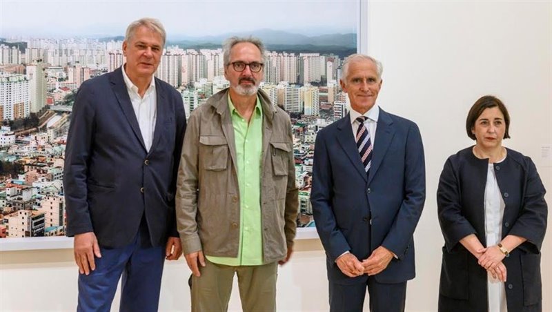 ep responsables del guggenheim con el artista aleman thomas struth