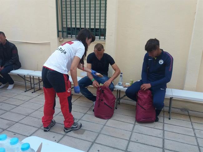 Tres de los 20 inmigrantes localizados en Guardamar reciben atención | CRUZ ROJA ep treslos 20 inmigrantes localizadosguardamar reciben atencion
