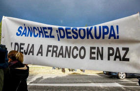 ep un grupo de manifestantes franquistas ha desplegado una pancarta con la frase sanchez desokupa