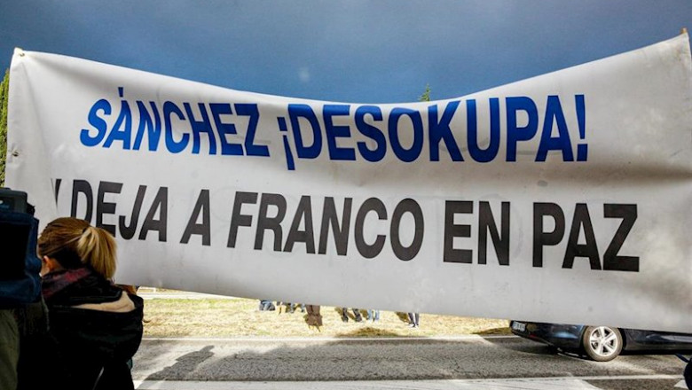 ep un grupo de manifestantes franquistas ha desplegado una pancarta con la frase sanchez desokupa