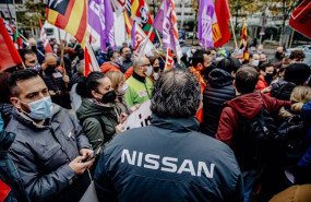ep un grupo de trabajadores del sector del automovil con banderas durante una manifestacion frente
