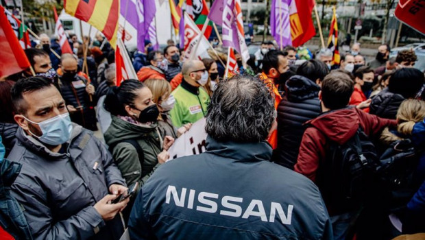 ep un grupo de trabajadores del sector del automovil con banderas durante una manifestacion frente