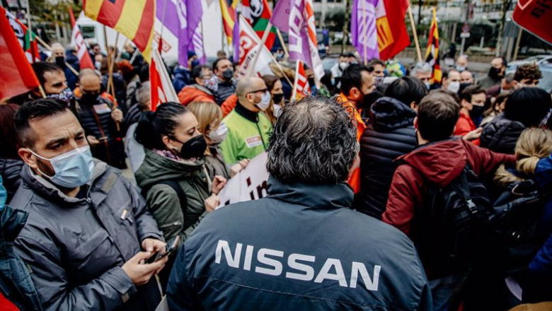 Un grupo de trabajadores del sector del automóvil con banderas durante una manifestación, frente al Ministerio de Industria, Comercio y Turismo, a 22 de noviembre de 2021, en Madrid, (España). | Carlos Luján - Europa Press ep un grupo de trabajadores del sector del automovil con banderas durante una manifestacion frente