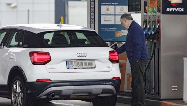 ep un hombre reposta carburante en una gasolinera