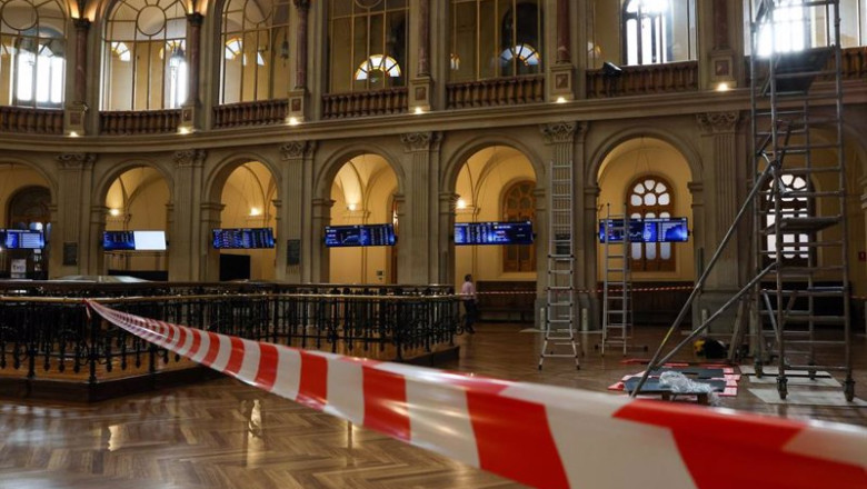 ep una cinta de prohibido el paso en el palacio de la bolsa en madrid espana ep una cinta de prohibido el paso en el palacio de la bolsa en madrid espana