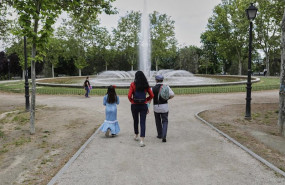 ep una madre y sus hijos vestidos de chulapos pasean por la pradera de san isidro en una festividad