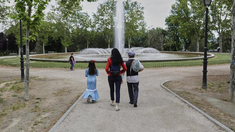 ep una madre y sus hijos vestidos de chulapos pasean por la pradera de san isidro en una festividad ep una madre y sus hijos vestidos de chulapos pasean por la pradera de san isidro en una festividad