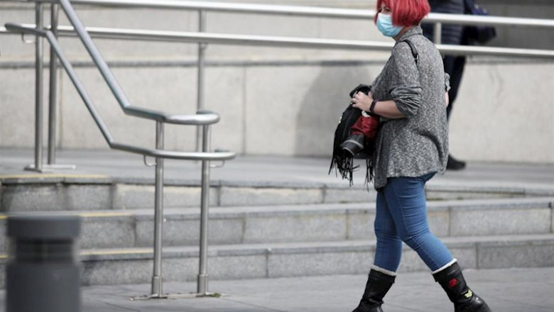 Una mujer protegida con mascarilla a las afueras del Hospital de la Paz donde se ha habilitado un espacio para atender "en mejores condiciones" a pacientes sospechosos de coronavirus, en Madrid (España), a 12 de marzo de 2020. | Eduardo Parra - Europa Press ep una mujer protegida con mascarilla a las afueras del hospital de la paz donde se ha habilitado un