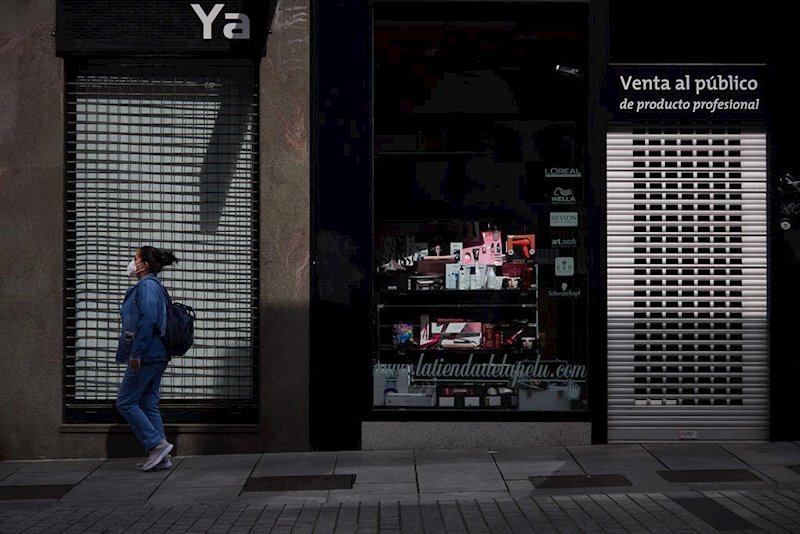 https://img5.s3wfg.com/web/img/images_uploaded/b/b/ep_una_peluqueria_cerrada_durante_el_estado_de_alarma_decretado_por_el_gobierno_de_espana_como.jpg