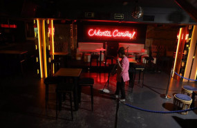 ep una trabajadora limpia el suelo de un restaurante
