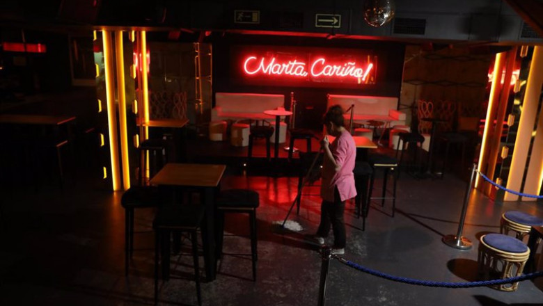 ep una trabajadora limpia el suelo de un restaurante ep una trabajadora limpia el suelo de un restaurante