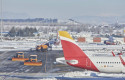 ep varias excavadoras trabajan para retirar la nieve y el hielo de la pista del aeropuerto