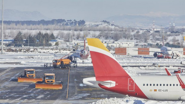 ep varias excavadoras trabajan para retirar la nieve y el hielo de la pista del aeropuerto