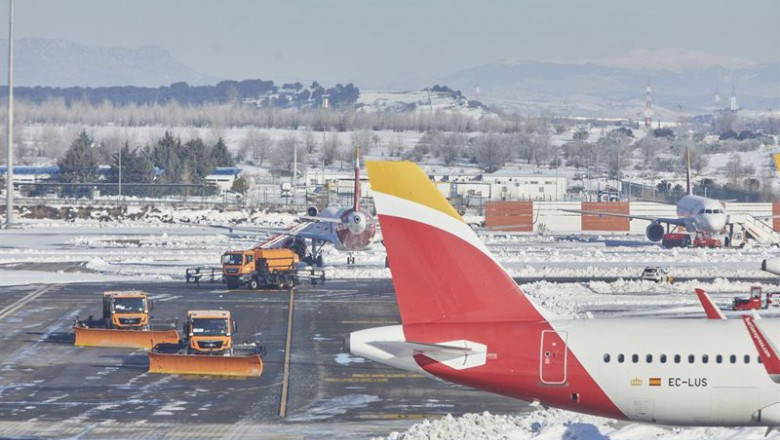 ep varias excavadoras trabajan para retirar la nieve y el hielo de la pista del aeropuerto ep varias excavadoras trabajan para retirar la nieve y el hielo de la pista del aeropuerto
