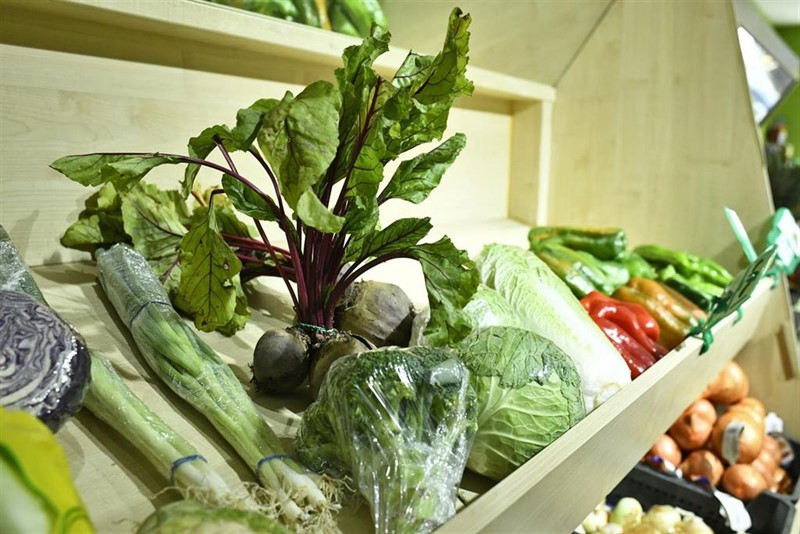 ep verduras variadas lombarda puerros brocoli y remolacha en un mercado de madrid