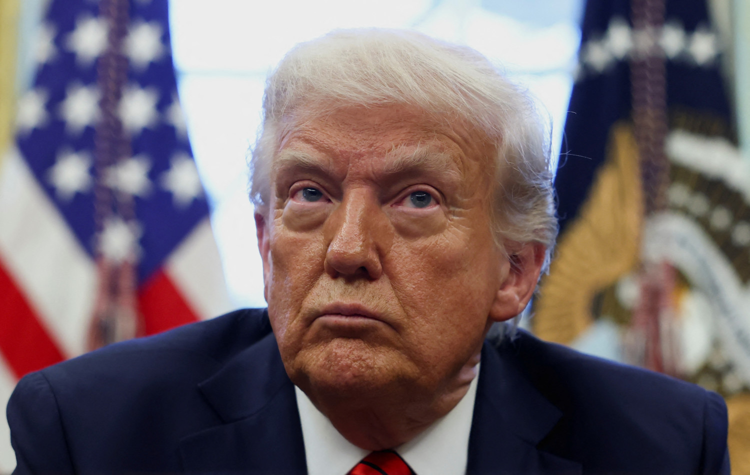 le president americain donald trump regarde le jour ou il signe des decrets dans le bureau ovale de la maison blanche a washington d c u s a 20250523132506 le president americain donald trump regarde le jour ou il signe des decrets dans le bureau ovale de la maison blanche a washington d c u s a 20250523132506
