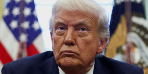 le president americain donald trump regarde le jour ou il signe des decrets dans le bureau ovale de la maison blanche a washington d c u s a 20250523132506 