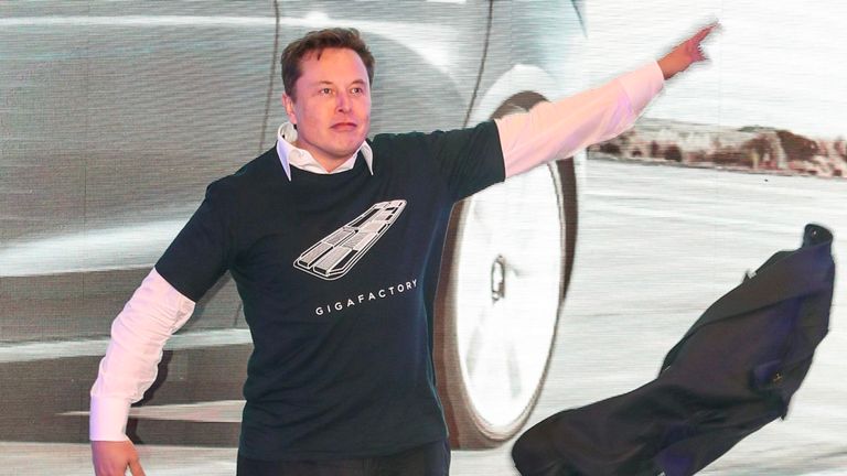 Elon Musk inaugura su gigafactoría china con un baile para subir seguidores en Pornhub