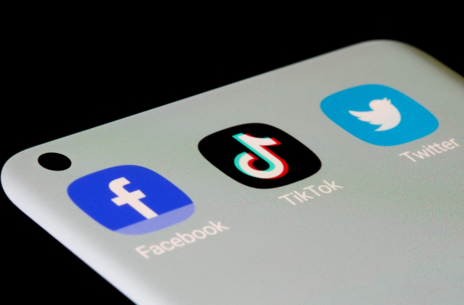 russie twitter facebook et tiktok condamnes a des amendes pour contenus illegaux 