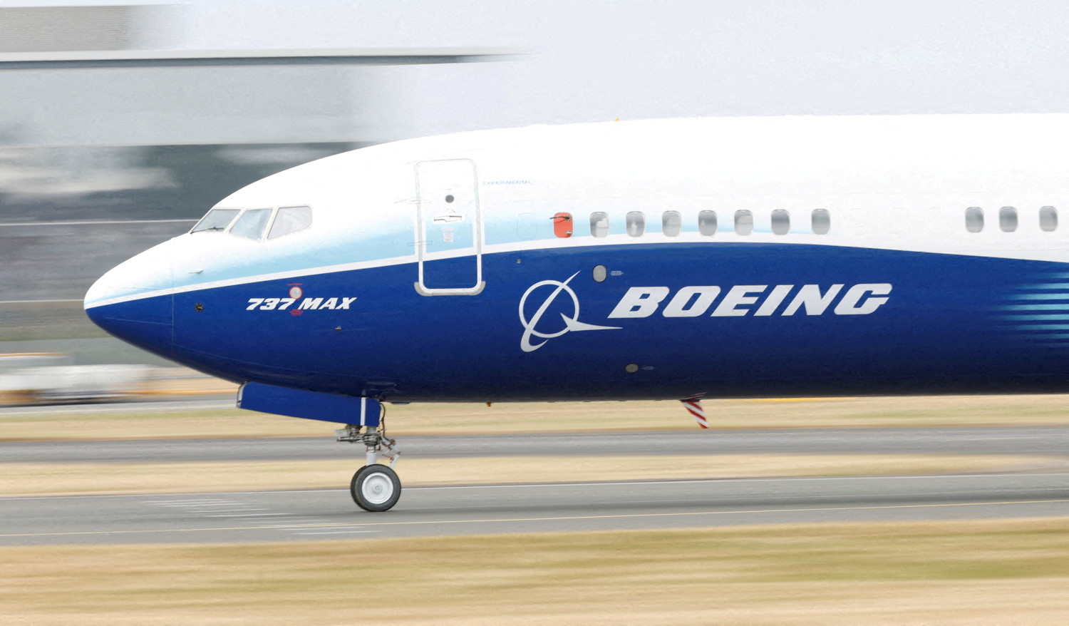 La entrega trimestral de aviones de Boeing cae en medio de su crisis de seguridad