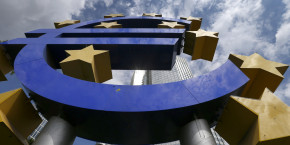 un logo de l euro est photographie a cote du siege de la bce a francfort 