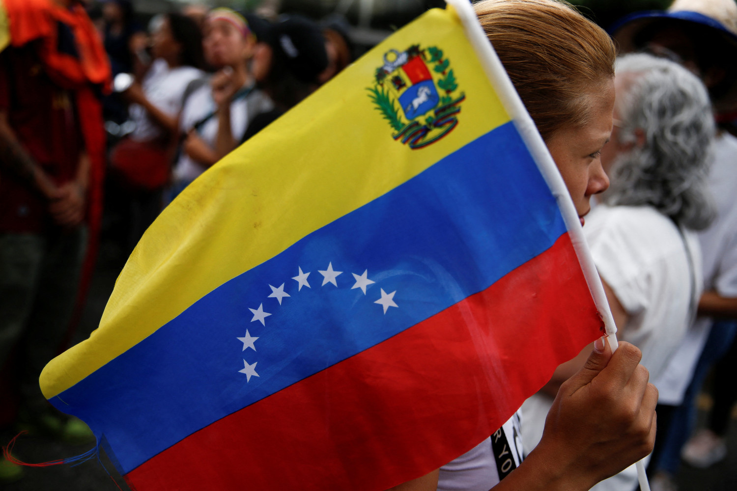 un manifestant tient un drapeau venezuelien pour protester contre les resultats des elections du venezuela 