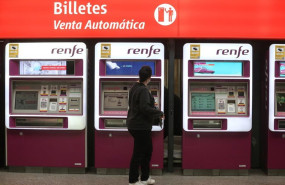 ep archivo   archivo  una mujer hace uso de las maquinas de venta automatica de renfe cercanias en