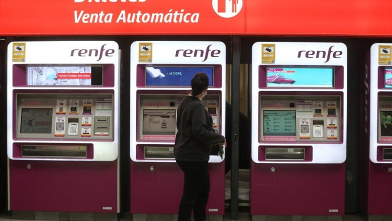 Archivo - Archivo.- Una mujer hace uso de las máquinas de Venta Automática de Renfe Cercanías en la estación de Madrid | ISABEL INFANTES / EUROPA PRESS - Archivo ep archivo archivo una mujer hace uso de las maquinas de venta automatica de renfe cercanias en