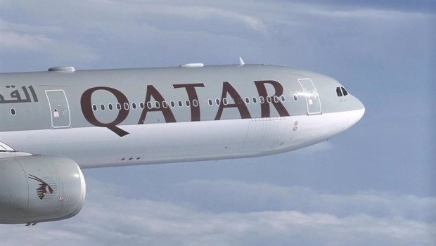 ep archivo   avion de la compania qatar airways volando