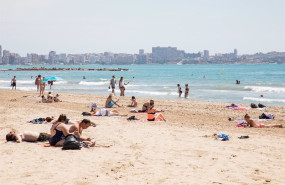 ep archivo   banistas en la playa del postiguet en alicante comunitat valenciana espana