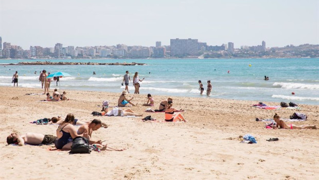 ep archivo   banistas en la playa del postiguet en alicante comunitat valenciana espana