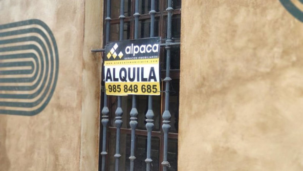 ep archivo   cartel de se alquila en una vivienda en alquiler en asturias en una imagen de archivo