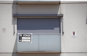 ep archivo   cartel de se vende en el balcon de un piso de un edificio de madrid