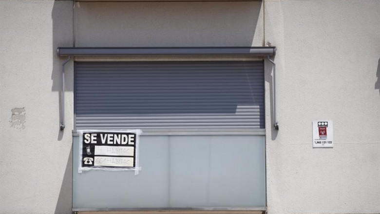 ep archivo   cartel de se vende en el balcon de un piso de un edificio de madrid