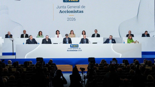 ep archivo   el presidente de acs florentino perez 1 fila 3d y el consejero delegado juan santamaria
