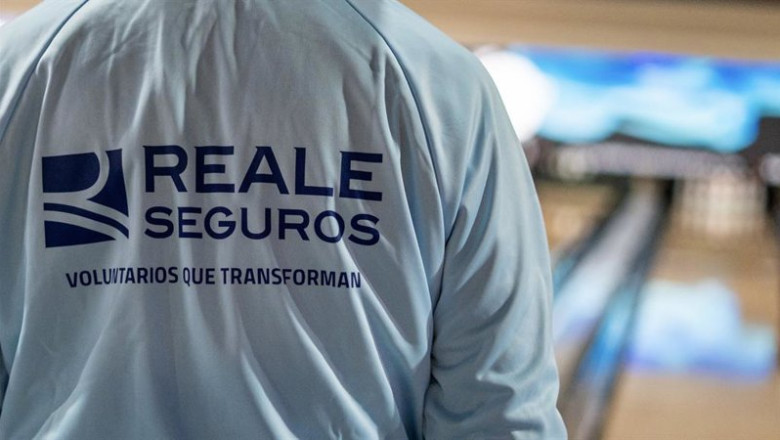 ep archivo   empleado de reale seguros en una iniciativa de voluntariado en el dia solidario reale