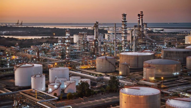ep archivo   imagen al atardecer de cepsa refineria la rabida