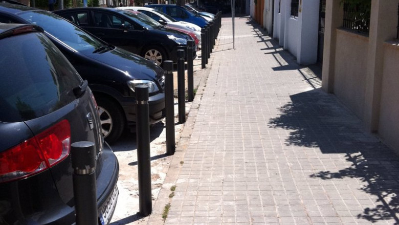 Archivo - Operarios del Ayuntamiento de Toledo han procedido en fechas recientes a la colocación de pivotes en las aceras de la calle Coronel Baeza, una intervención demandada por los vecinos de la zona que reclamaban mejoras en la citada vía para gan | EUROPA PRESS/AYTO TOLEDO - Archivo ep archivo operarios del ayuntamiento de toledo han procedido en fechas recientes a la colocacion